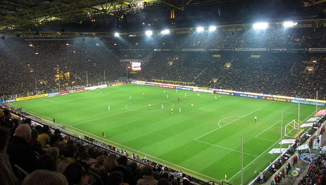 Toàn cảnh một góc khán đài Signal Iduna Park với ghế ngồi được sắp xếp khoa học