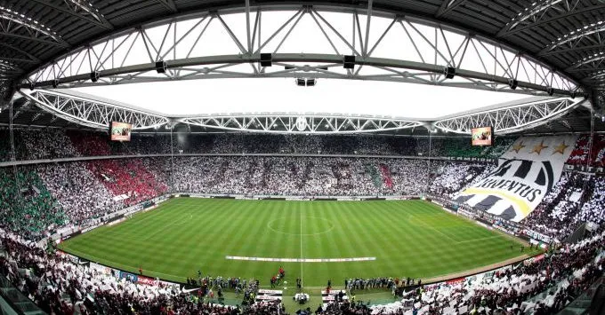 Toàn cảnh sân Allianz Stadium nhìn từ trên cao, cho thấy kiến trúc hiện đại và sức chứa ấn tượng của sân nhà Juventus.