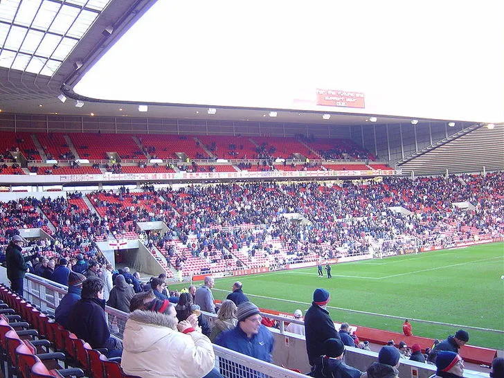 Toàn cảnh sân bóng Stadium of Light nhìn từ khu vực khán đài cao, mang lại trải nghiệm chân thực