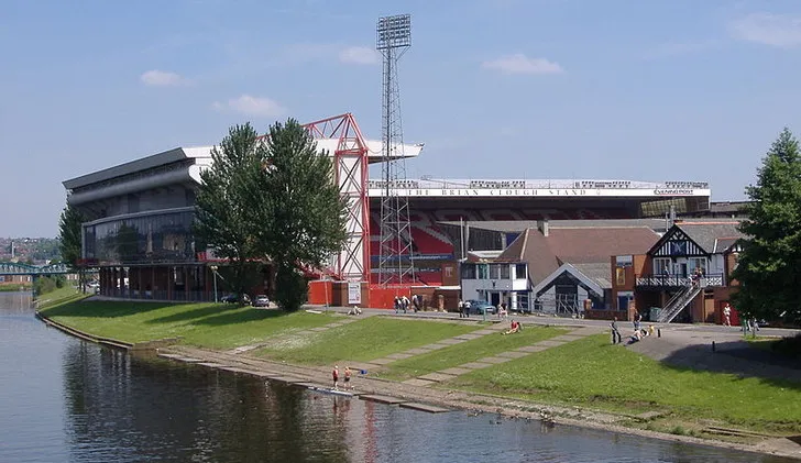 Toàn cảnh sân City Ground từ sông Trent