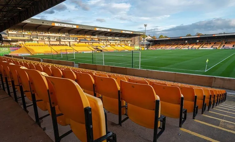 Toàn cảnh sân cỏ xanh mướt và khán đài của sân vận động Vale Park, ngôi nhà của Port Vale FC