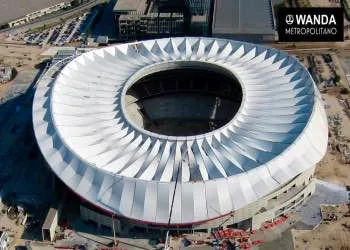 Toàn cảnh sân Estadio Metropolitano rực rỡ dưới ánh nắng chiều, biểu tượng niềm tự hào của Atletico Madrid