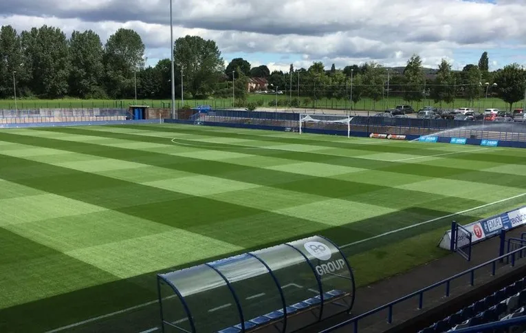 Toàn cảnh sân Tameside nhìn từ khán đài, nơi Curzon Ashton FC thi đấu.