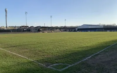 Toàn cảnh sân The Citadel của Farsley Celtic nhìn từ khán đài, thể hiện sự gần gũi và không khí bóng đá cộng đồng Anh