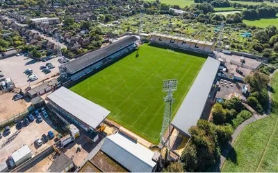 Toàn cảnh sân vận động Abbey Stadium từ góc nhìn trên không, biểu tượng của Cambridge United