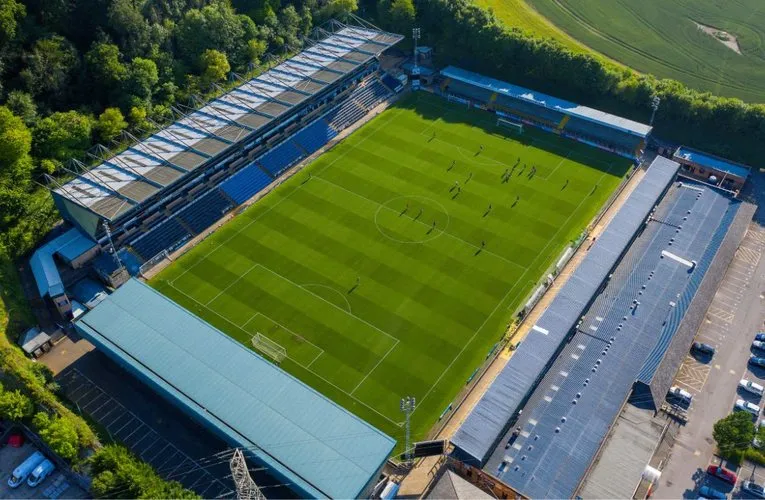 Toàn cảnh sân vận động Adams Park từ trên cao, sân nhà của Wycombe Wanderers