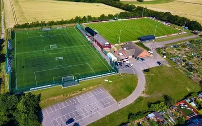 Toàn cảnh sân vận động Bloomfields, biểu tượng của Needham Market FC