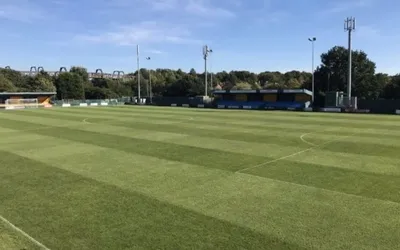 Toàn cảnh sân vận động Cantilever Park, ngôi nhà của Warrington Town FC, với mặt cỏ xanh mướt