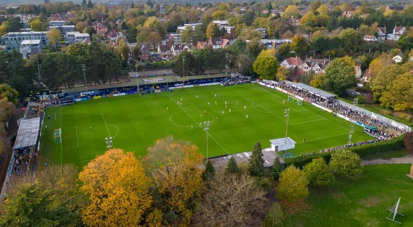 Toàn cảnh sân vận động Clarence Park nhìn từ trên cao, lộ rõ kiến trúc độc đáo