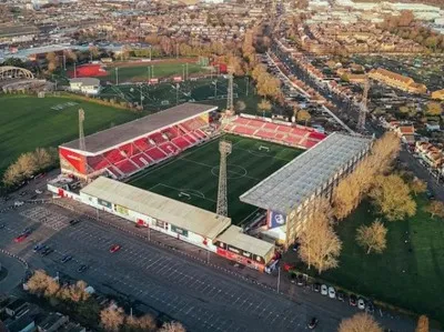 Toàn cảnh sân vận động County Ground từ trên cao, sân nhà của Swindon Town FC