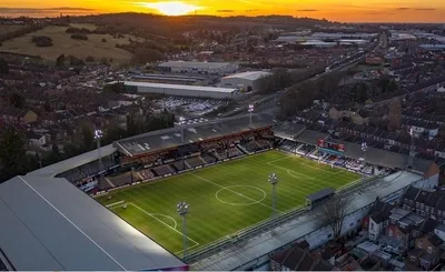 Toàn cảnh sân vận động Kenilworth Road từ trên cao, biểu tượng lịch sử của Luton Town FC