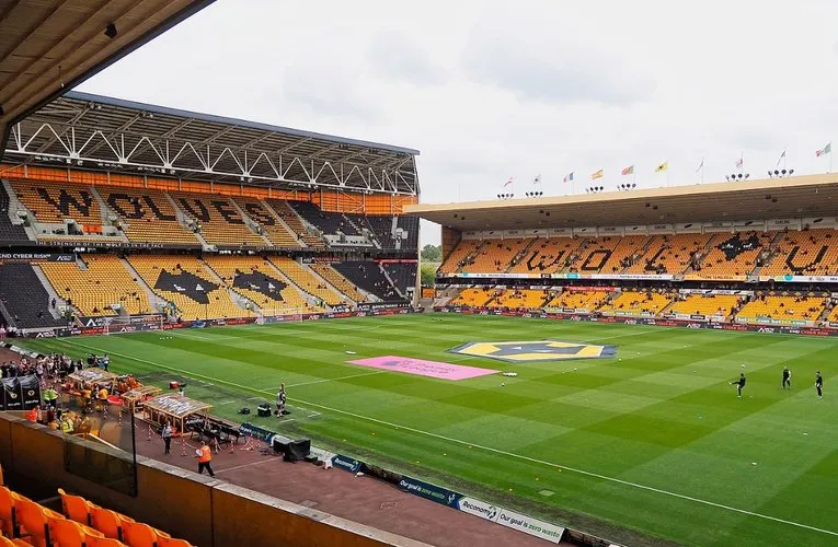 Toàn cảnh sân vận động Molineux nhìn từ khán đài với thảm cỏ xanh mướt