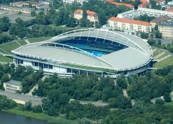 Toàn cảnh sân vận động Red Bull Arena Leipzig nhìn từ trên cao rực rỡ dưới ánh nắng