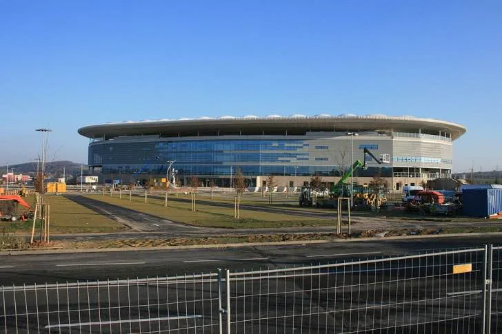 Toàn cảnh sân vận động Rhein-Neckar-Arena và khu vực xung quanh từ trên cao, thể hiện sự hoành tráng của tổ hợp thể thao này