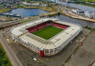 Toàn cảnh sân vận động Riverside Stadium của Middlesbrough từ trên cao, nổi bật bên dòng sông Tees hiền hòa