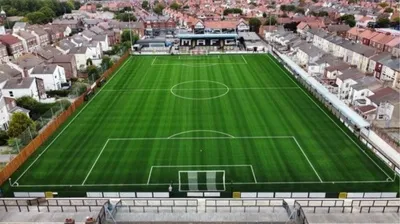 Toàn cảnh sân vận động Rossett Park, sân nhà của Marine AFC, mang vẻ đẹp bình dị của bóng đá Anh nghiệp dư.