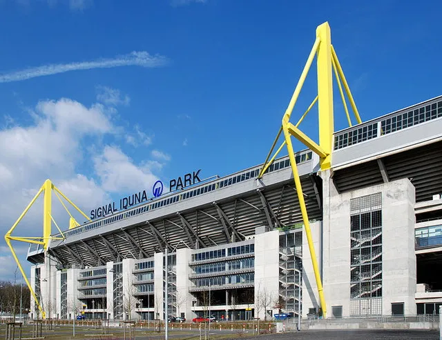 Toàn cảnh sân vận động Signal Iduna Park từ góc cao