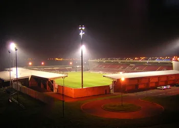 Toàn cảnh sân vận động Sixfields, mái nhà ấm cúng của Northampton Town