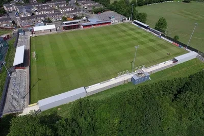 Toàn cảnh sân vận động St James Park Brackley, mái nhà của Brackley Town FC