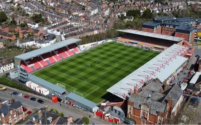 Toàn cảnh sân vận động St. James Park của Exeter City FC nhìn từ trên cao, kiến trúc độc đáo