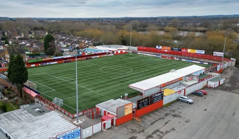 Toàn cảnh sân vận động The Lamb Ground, Tamworth nhìn từ trên cao, nơi diễn ra các trận đấu của Tamworth FC