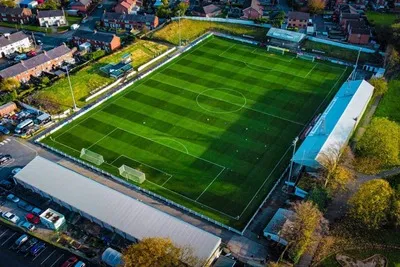 Toàn cảnh sân vận động Victory Park, sân nhà của Chorley FC, nhìn từ trên cao với khán đài và sân cỏ xanh mướt.