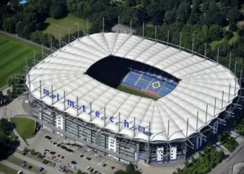Toàn cảnh sân vận động Volksparkstadion tại Hamburg nhìn từ trên cao, thể hiện kiến trúc hiện đại và không gian rộng lớn xung quanh.