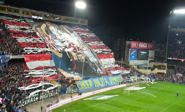 Toàn cảnh sân Vicente Calderón trong một trận derby Madrid đầy kịch tính