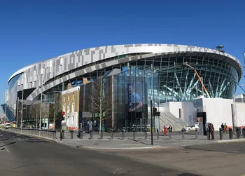 Toàn cảnh Tottenham Hotspur Stadium hiện đại từ đường High Road