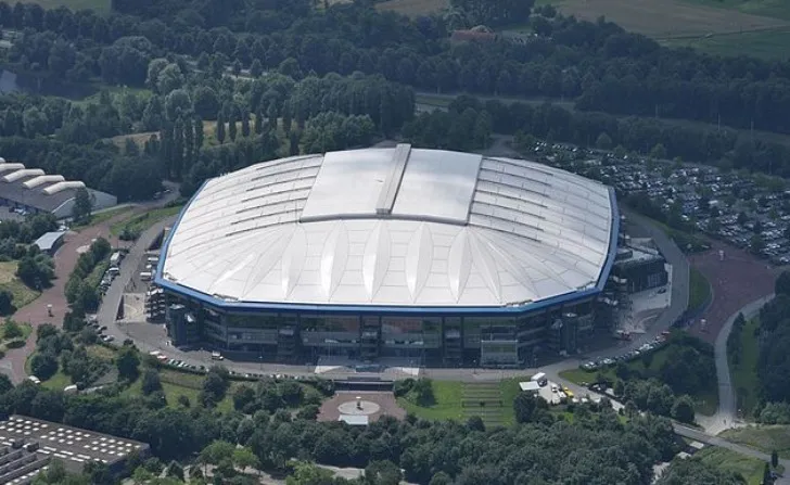Toàn cảnh Veltins-Arena nhìn từ trên cao, kiến trúc hiện đại hòa quyện với không gian xanh