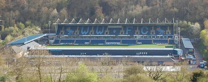 Tổng quan bên ngoài sân Adams Park, biểu tượng của câu lạc bộ Wycombe Wanderers