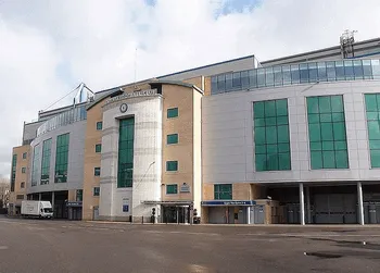 Tổng quan bên ngoài sân vận động Stamford Bridge, mái nhà của Chelsea FC