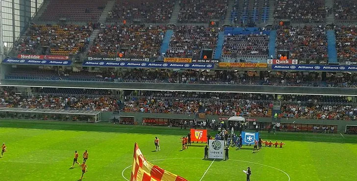 Tổng quan khán đài Stade Bollaert-Delelis trong ánh nắng chiều, biểu tượng của niềm tự hào RC Lens