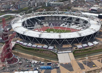 Tổng quan sân London Stadium từ trên cao, biểu tượng của Olympic 2012 và mái nhà của West Ham United