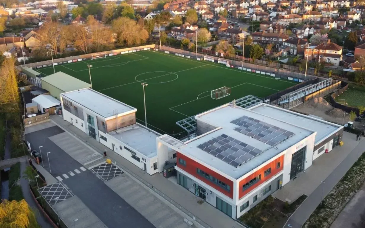 Tổng quan sân Meadowbank nhìn từ trên cao, sân nhà Dorking Wanderers