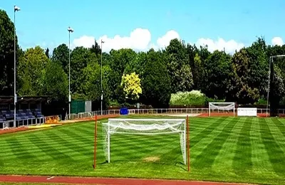 Tổng quan sân vận động Hornchurch với đường chạy điền kinh bao quanh sân cỏ
