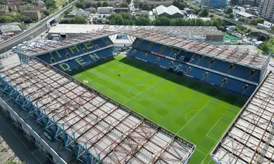 Tổng quan sân vận động The Den của Millwall FC từ trên cao, nhìn rõ cấu trúc sân và khu vực xung quanh