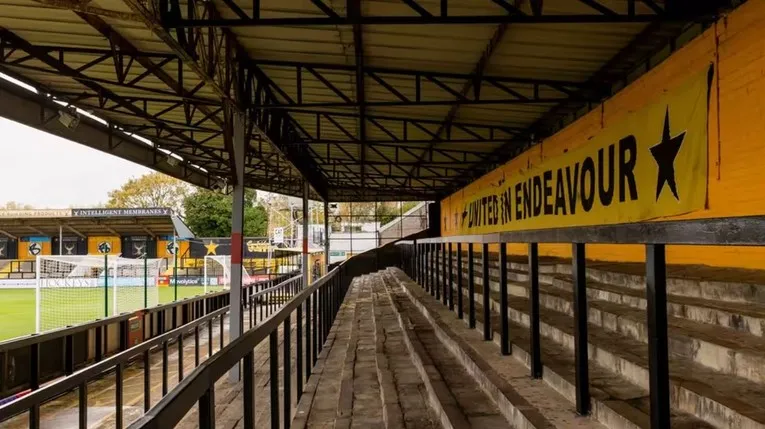 Tổng thể các khán đài và khu vực đứng cổ vũ tại sân vận động Abbey Stadium Cambridge.