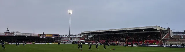 Trận đấu buổi tối lung linh ánh đèn tại sân vận động Bootham Crescent