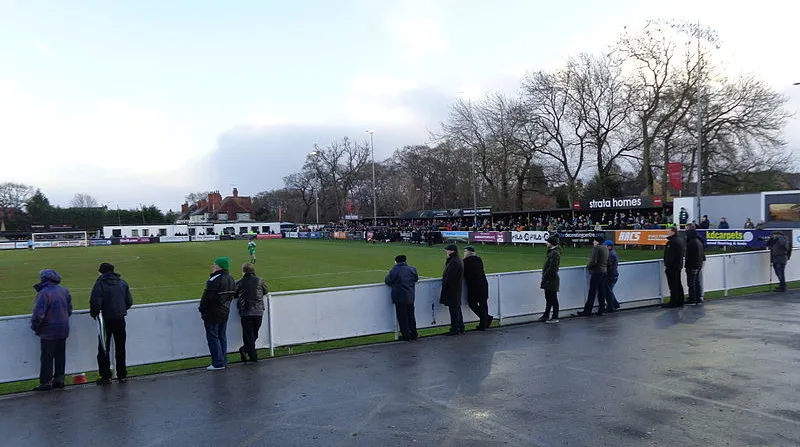 Trận đấu giữa Harrogate Town và Bradford Park Avenue tại sân Wetherby Road