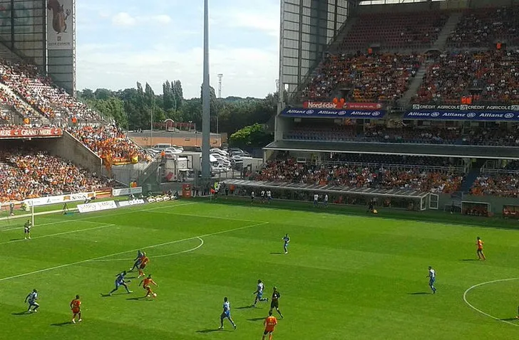 Trận đấu giữa RC Lens và AJ Auxerre năm 2013 tại Bollaert-Delelis, không khí cuồng nhiệt của người hâm mộ