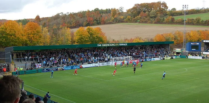 Trận đấu giữa Wycombe Wanderers và Lincoln City tại sân Adams Park