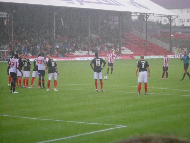 Trận đấu sân nhà của Brentford tại Griffin Park, khung cảnh sống động của bóng đá Anh.