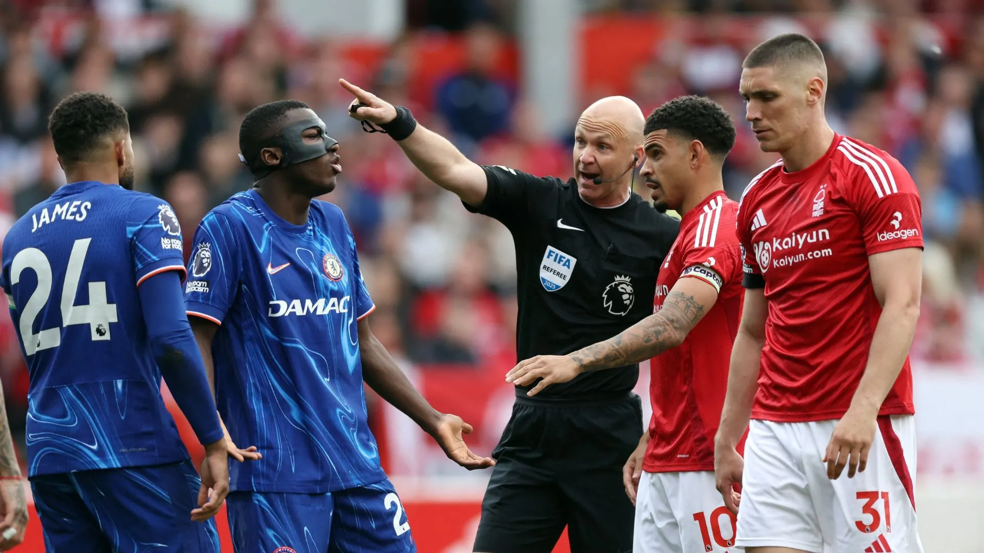 Trọng tài Ngoại hạng Anh Anthony Taylor