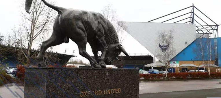 Tượng bò tót uy nghi bên ngoài sân Kassam, biểu tượng của Oxford United