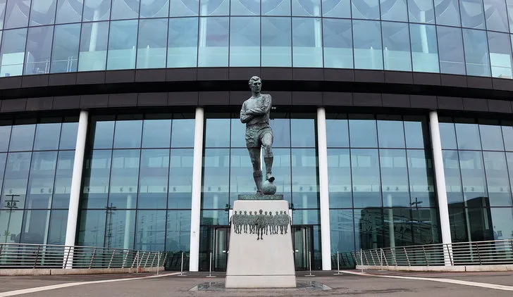 Tượng Bobby Moore, biểu tượng huyền thoại của bóng đá Anh, bên ngoài Sân vận động Wembley