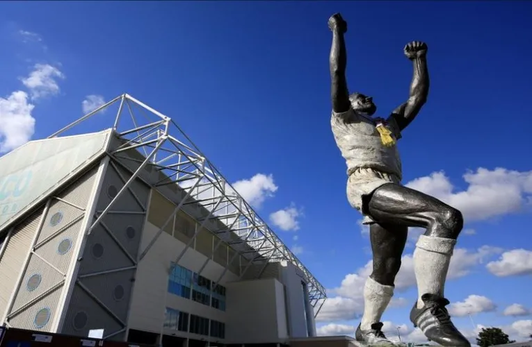 Tượng đài Billy Bremner, đội trưởng vĩ đại của Leeds United, trước sân Elland Road