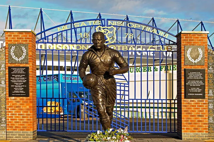 Tượng đài Dixie Dean, huyền thoại vĩ đại của Everton FC tại Goodison Park