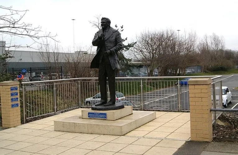 Tượng đài huyền thoại Don Revie sừng sững bên ngoài sân Elland Road, vinh danh người đã làm nên lịch sử Leeds United