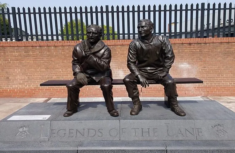 Tượng đài Jimmy Sirrel và Jack Wheeler bên ngoài sân Meadow Lane